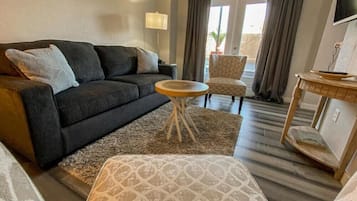 Suite – elite, 1 kingsize-seng, terrasse | Oppholdsrom | Flatskjerm-TV