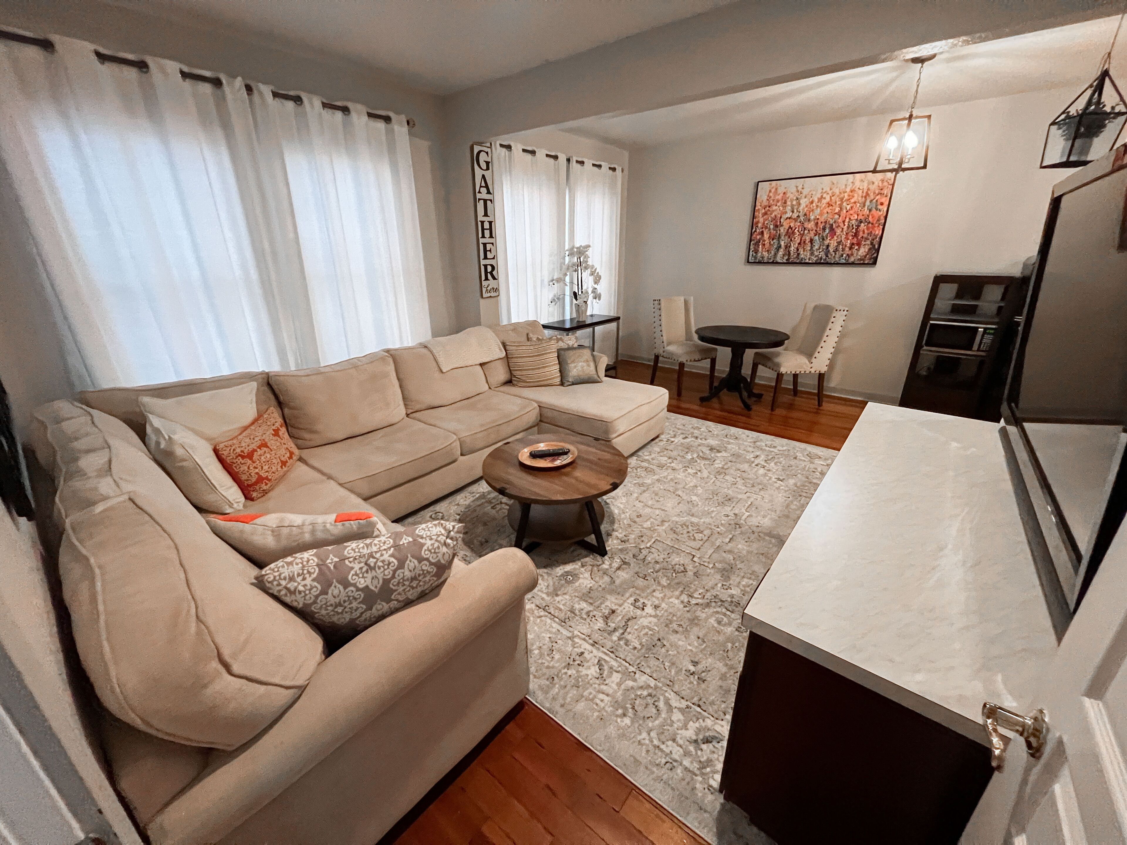 executive studio suite | living area | flat-screen tv