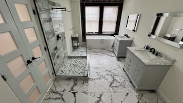 Monolocale, 1 letto king | Bagno | Asciugacapelli, accappatoio, pantofole, asciugamani