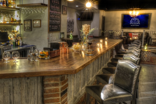 Cocktail bar