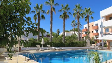 Piscine extérieure, parasols de plage, chaises longues