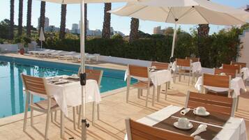 Free daily English breakfast