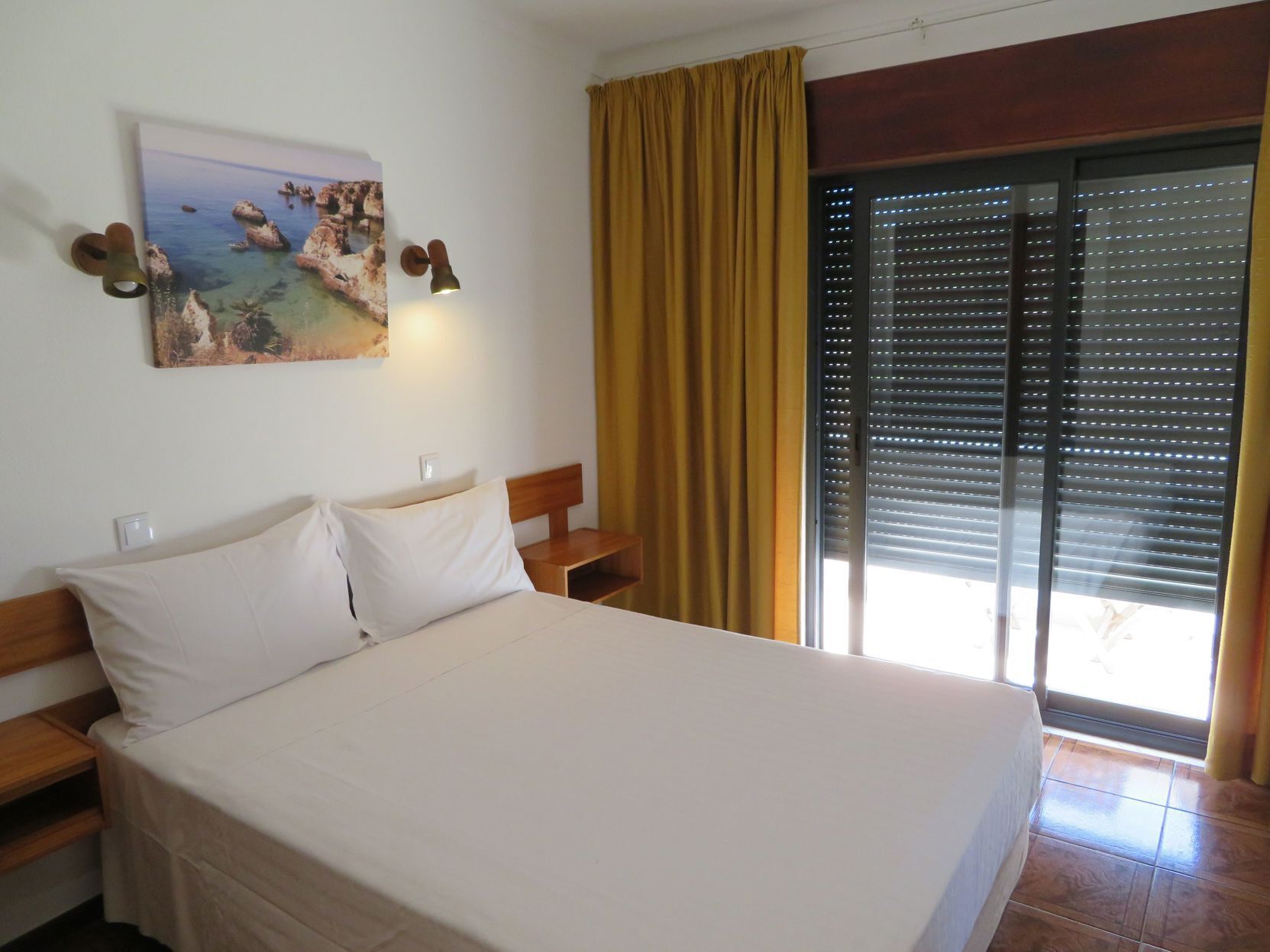 Minibar, két bảo mật tại phòng, bàn 
