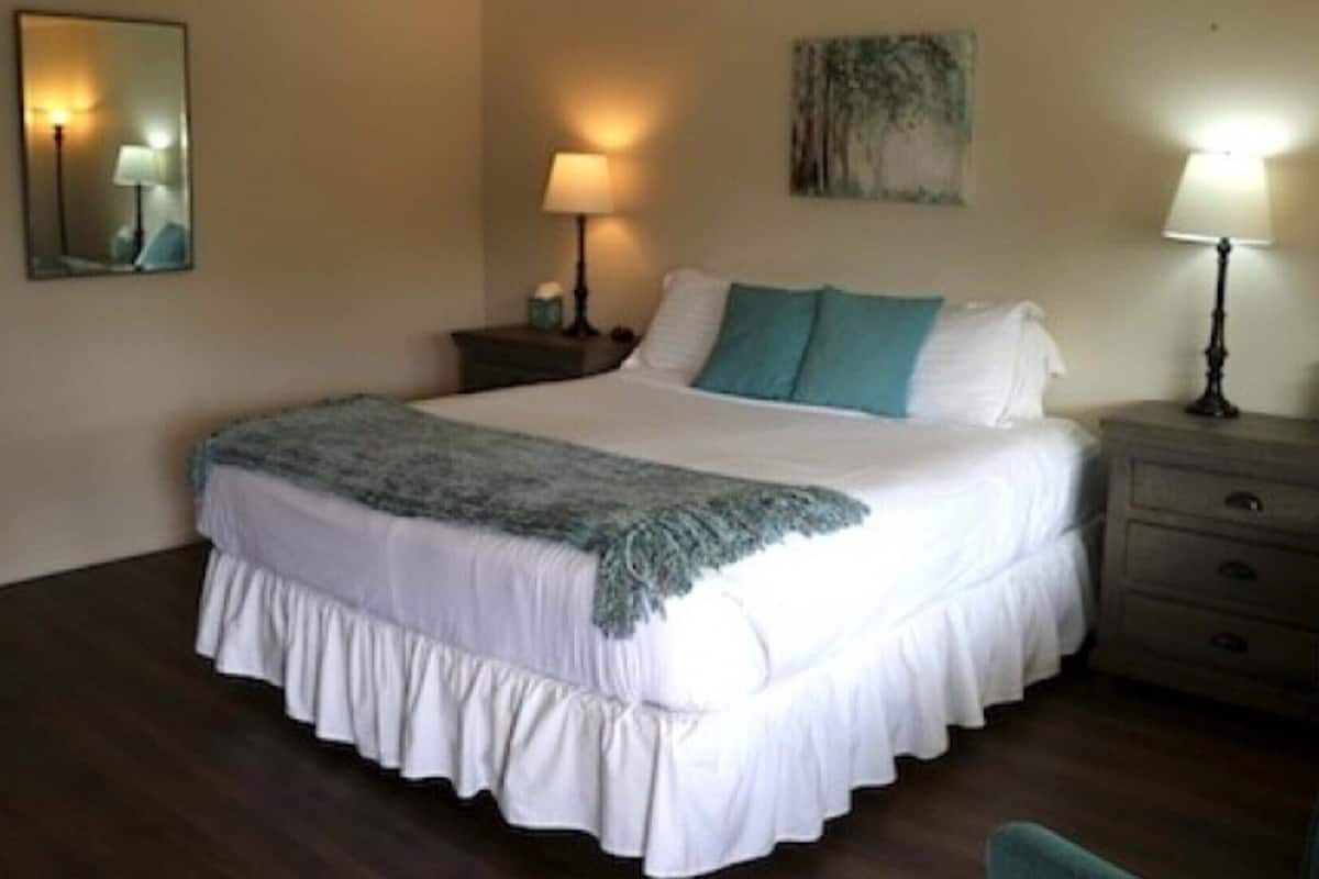 Premium bedding, iron/ironing board, free WiFi, individually decorated