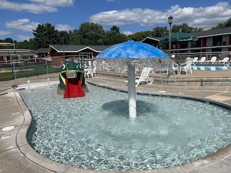 Una piscina al aire libre de temporada, sombrillas. All Star Inn & Suites