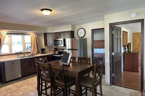 Suite familiale, 2 chambres | Cuisine privée | Réfrigérateur grande capacité avec congélateur, four à micro-ondes