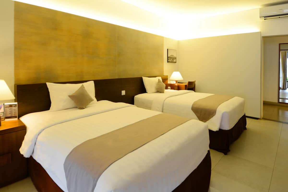 Deluxe Room, Pool Access | Bar mini, peti besi dalam bilik, meja, katil lipat simpan/tambahan
