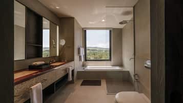 Junior Suite | Baño | Ducha, artículos de higiene personal gratuitos y secador de pelo