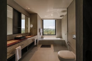Junior Suite | Baño | Regadera, amenidades de baño gratuitas, secadora de cabello, batas