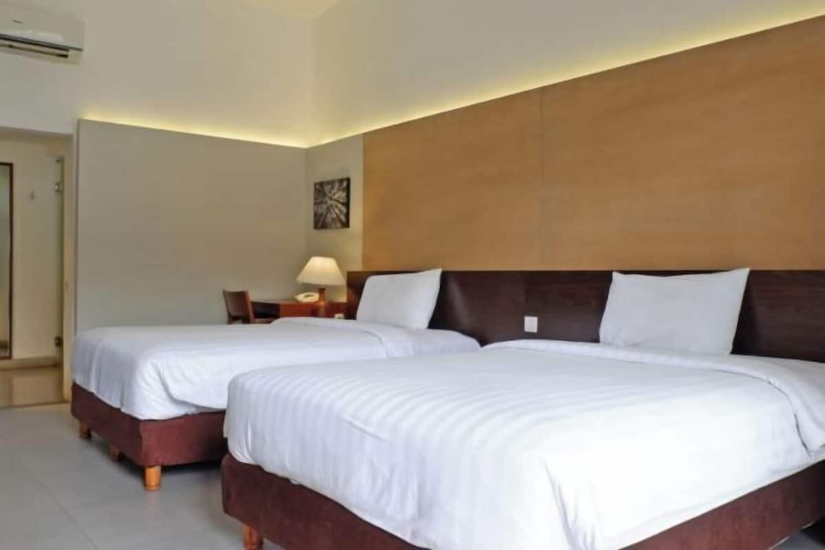 Een minibar, een kluis op de kamer, een bureau, extra bedden (toeslag)