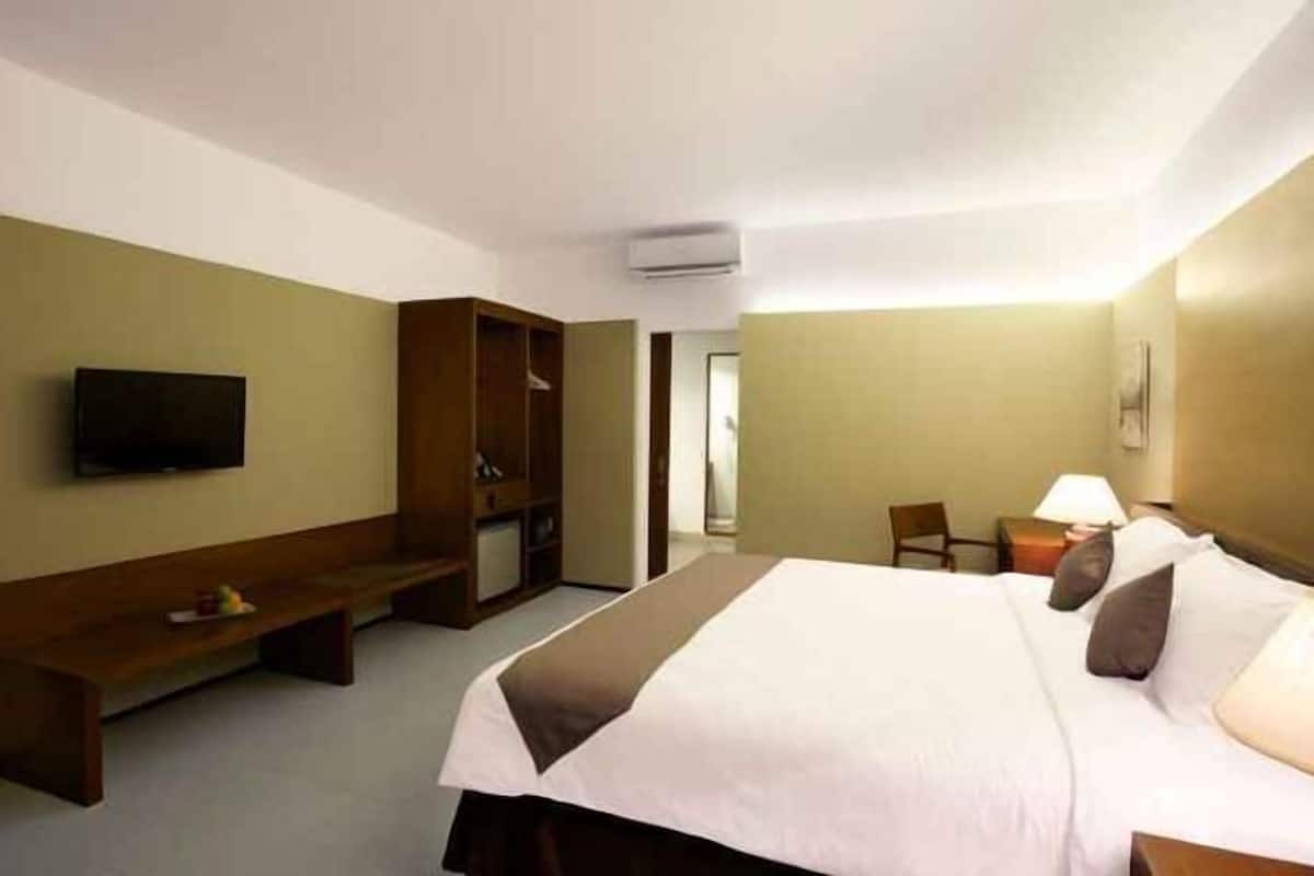 Een minibar, een kluis op de kamer, een bureau, extra bedden