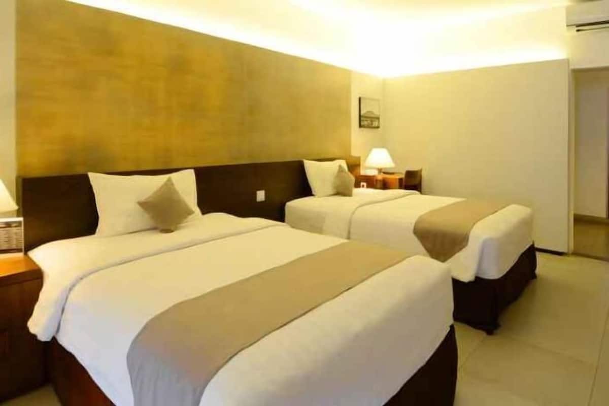 Bar mini, peti besi dalam bilik, meja, katil lipat simpan/tambahan