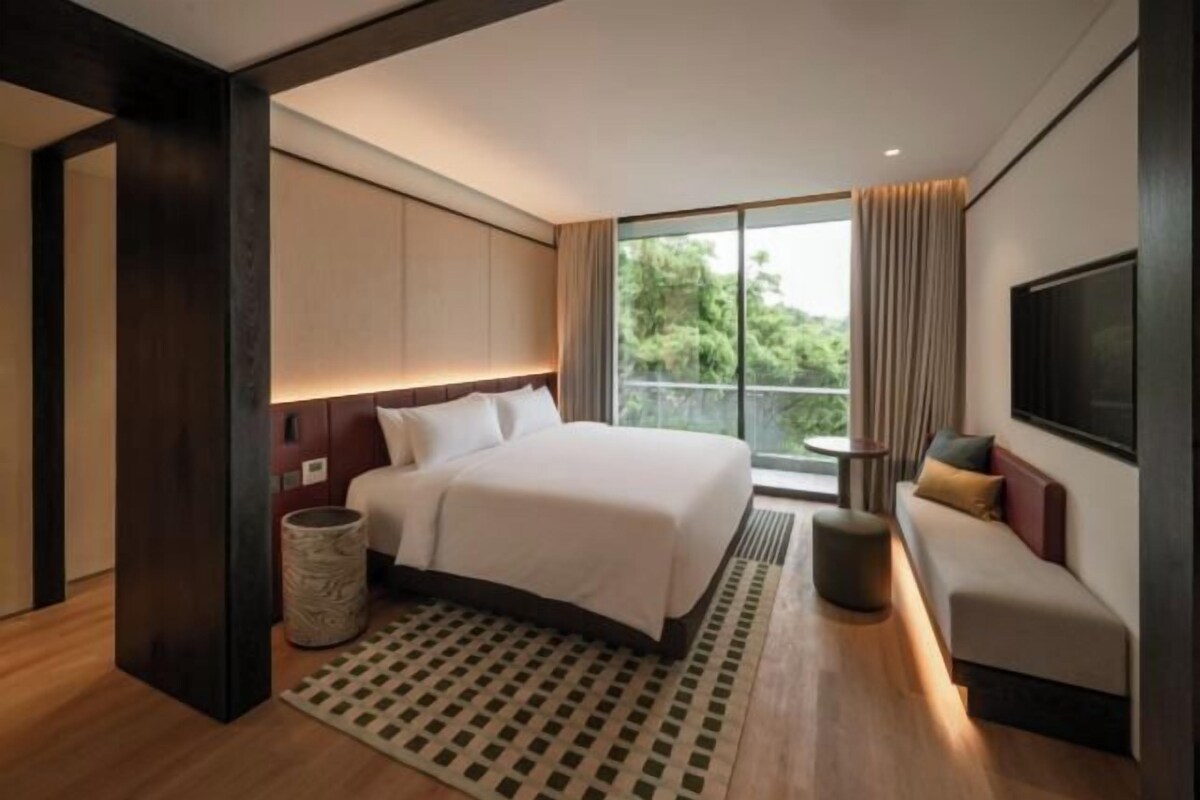 Minibar, brankas, tempat tidur lipat/tambahan, dan Wi-Fi gratis