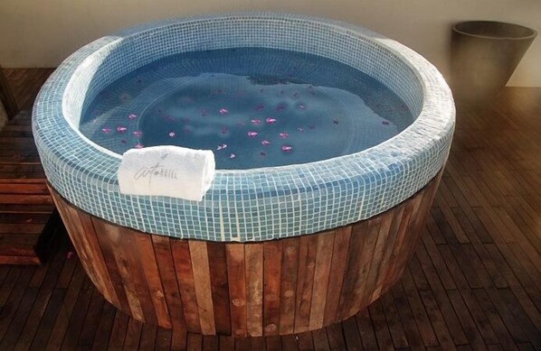 Outdoor spa tub - Art Hotel Boutique (Aguascalientes)