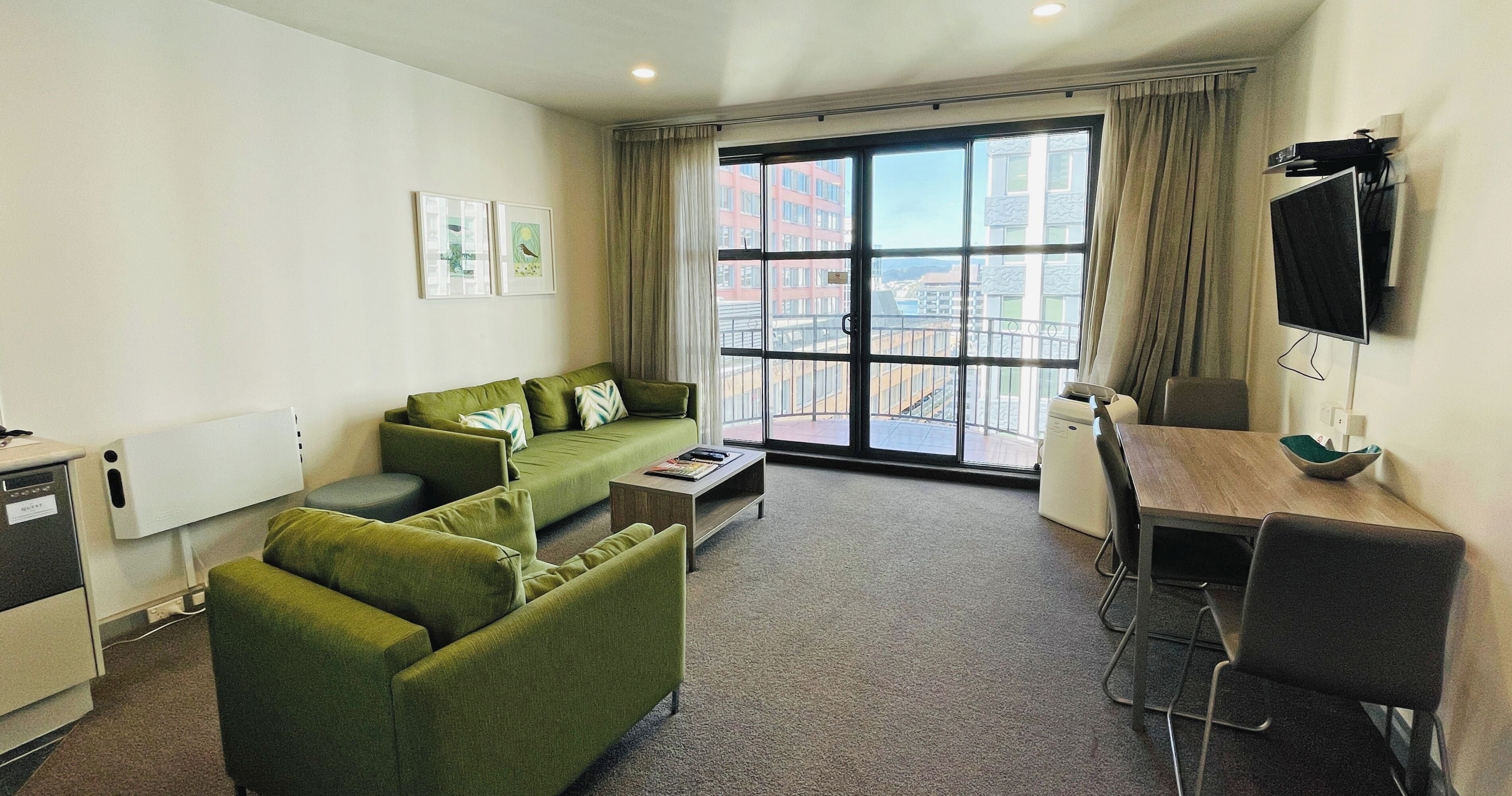 شقة - غرفتا نوم | منطقة المعيشة | تلفزيون إل إي دي بحجم 50-بوصة يعرض قنوات تلفزيونية باشتراك مدفوع