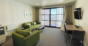 อพาร์ทเมนท์, 2 ห้องนอน | บริเวณนั่งเล่น | ทีวีจอแอลอีดี 50 นิ้ว พร้อมช่องเคเบิล