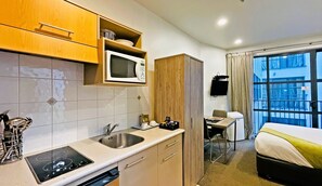 Refrigerador, microondas, placa de cocina, cafetera/tetera
