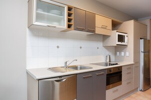 Coffee/tea maker, fridge, microwave, stovetop