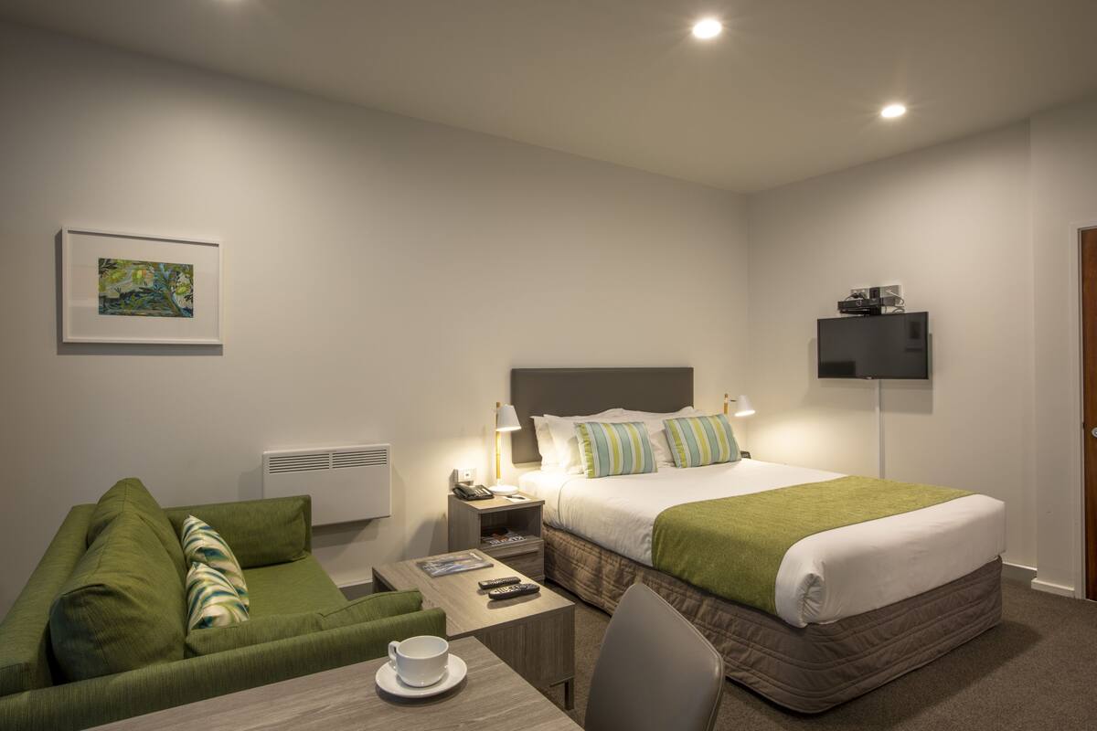Superior Studio | Desk, blackout curtains, iron/ironing board, free WiFi