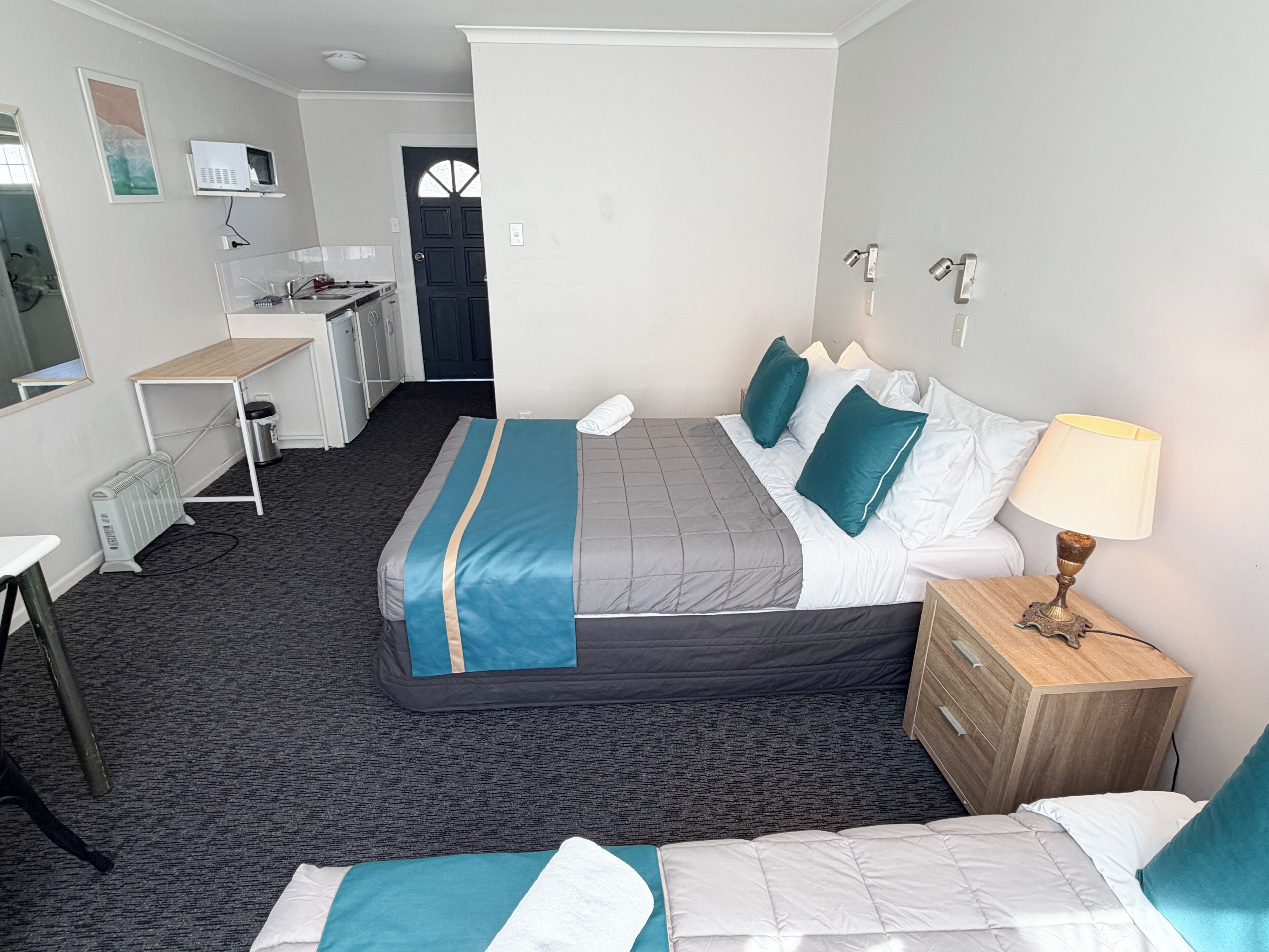 Escritorio, cortinas opacas, tabla de planchar con plancha y wifi gratis