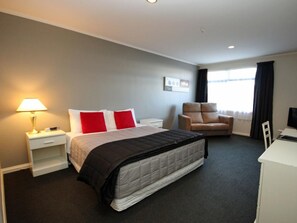 Desk, blackout curtains, iron/ironing board, free WiFi - Champers Motor Inn (Lower Hutt)