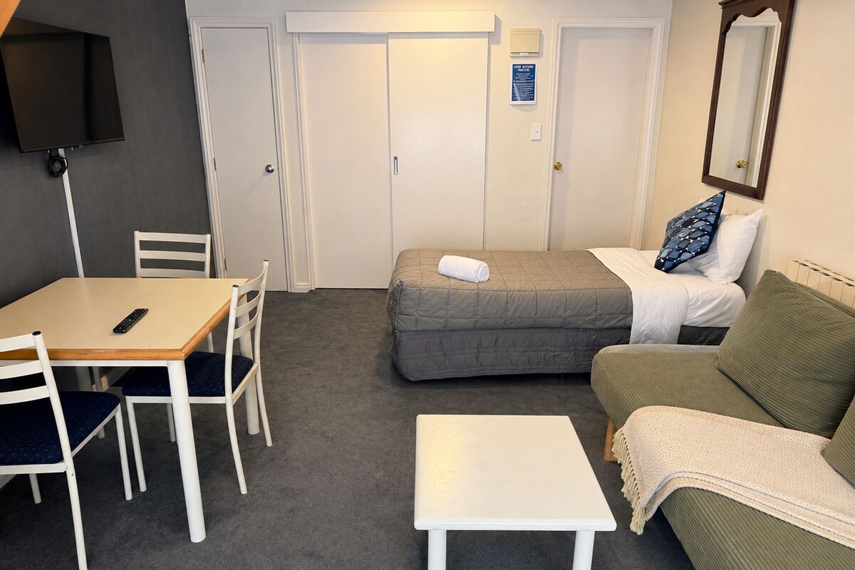 One Bedroom | Living area | 32-inch LCD TV with satellite channels, TV