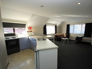 Two Bedroom | Cozinha privada | Chaleira elétrica, cadeirão de bebê