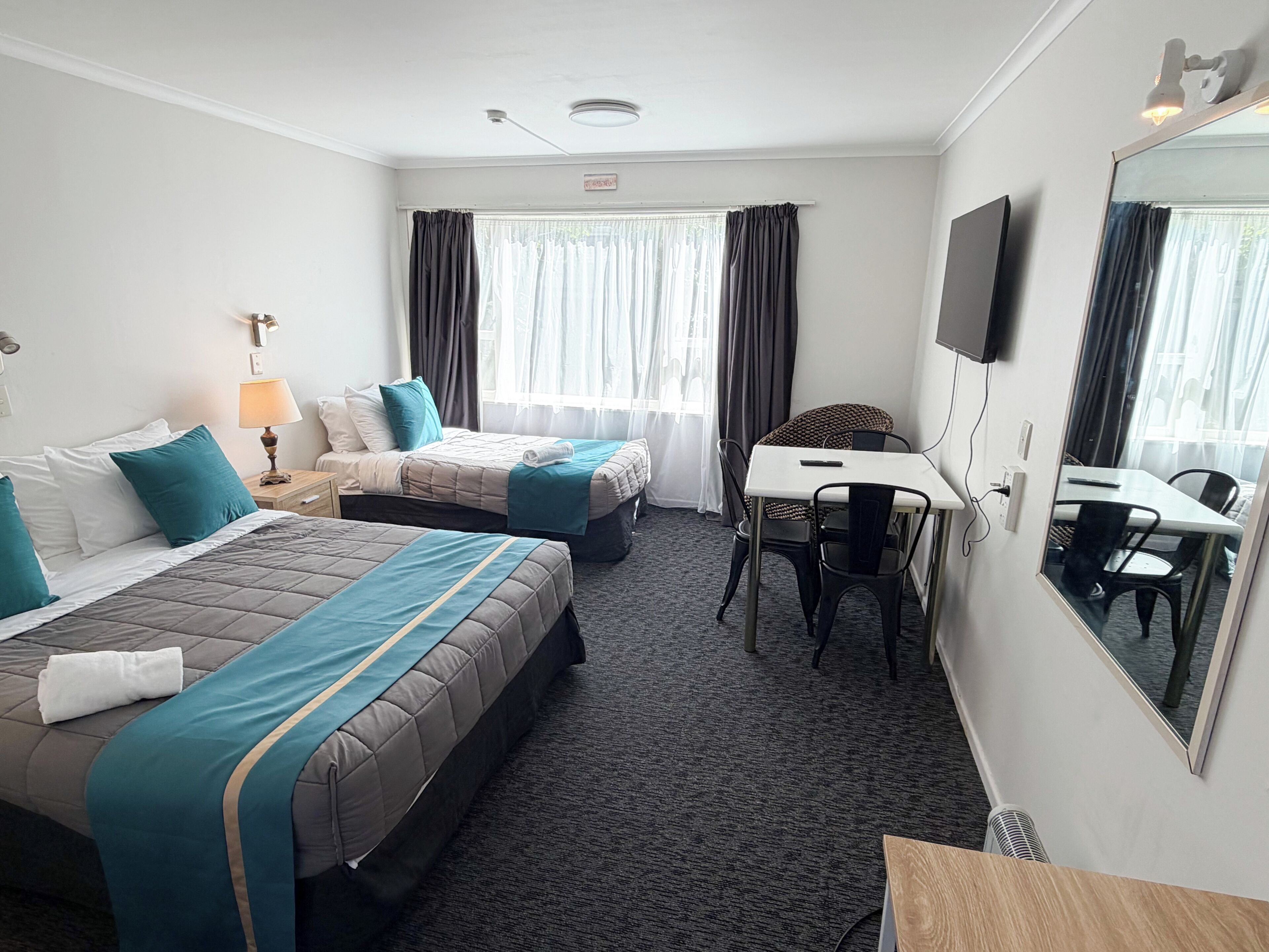 Habitación estándar con 2 camas individuales | Escritorio, cortinas opacas, tabla de planchar con plancha y wifi gratis