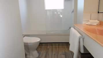 Gratis toiletartikelen, een haardroger, handdoeken, zeep
