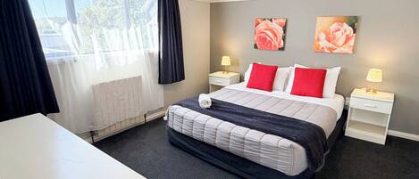 Suite ejecutiva | Escritorio, cortinas blackout y tabla de planchar con plancha