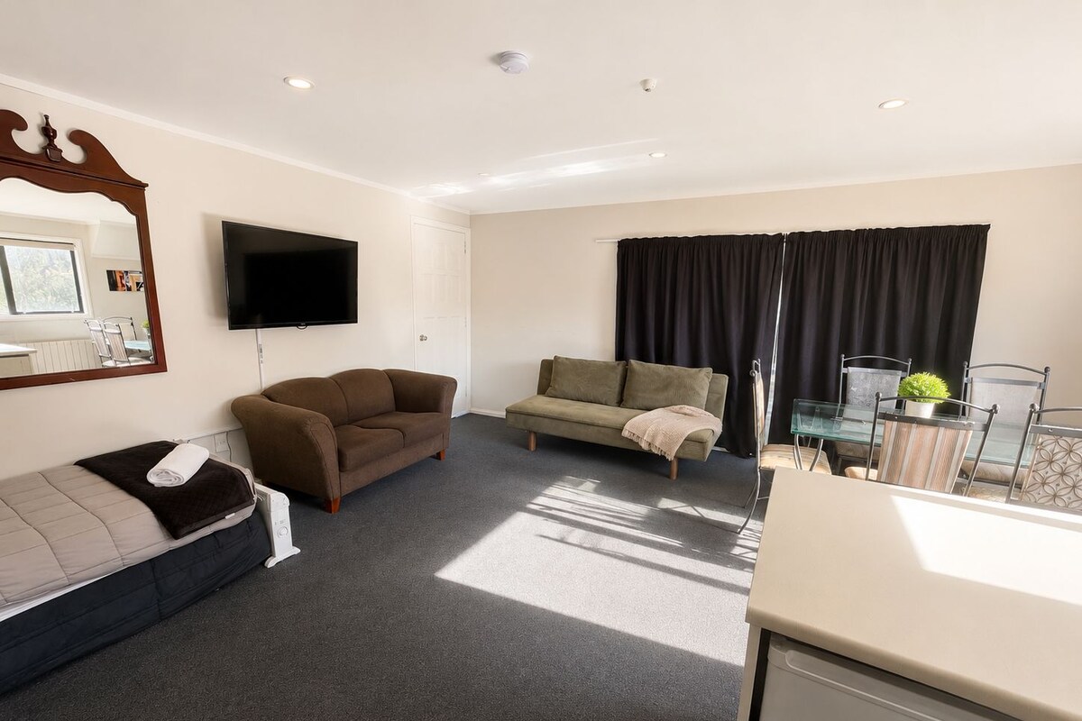 Executive Suite | Desk, blackout drapes, iron/ironing board, WiFi (free)