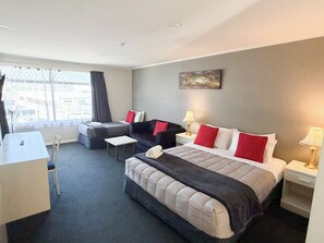 Basic Twin Room | Desk, blackout drapes, iron/ironing board, free WiFi - Champers Motor Inn (Lower Hutt)