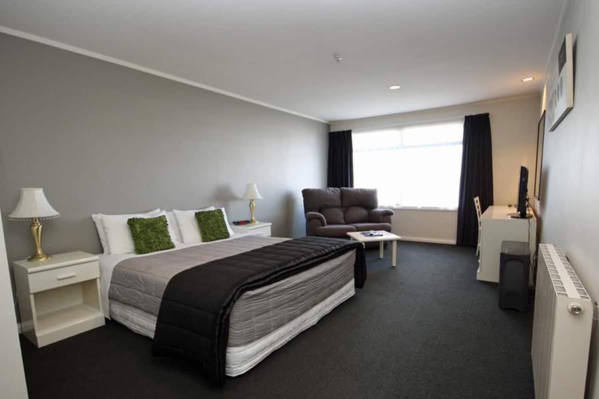 Studio | Desk, blackout drapes, iron/ironing board, WiFi (free)