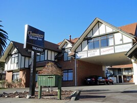 Un edificio con un cartel que indica disponibilidad en Champers Motor Inn.