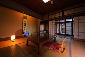 In-room safe, free WiFi - Ryokan Dougoya (Matsuyama)