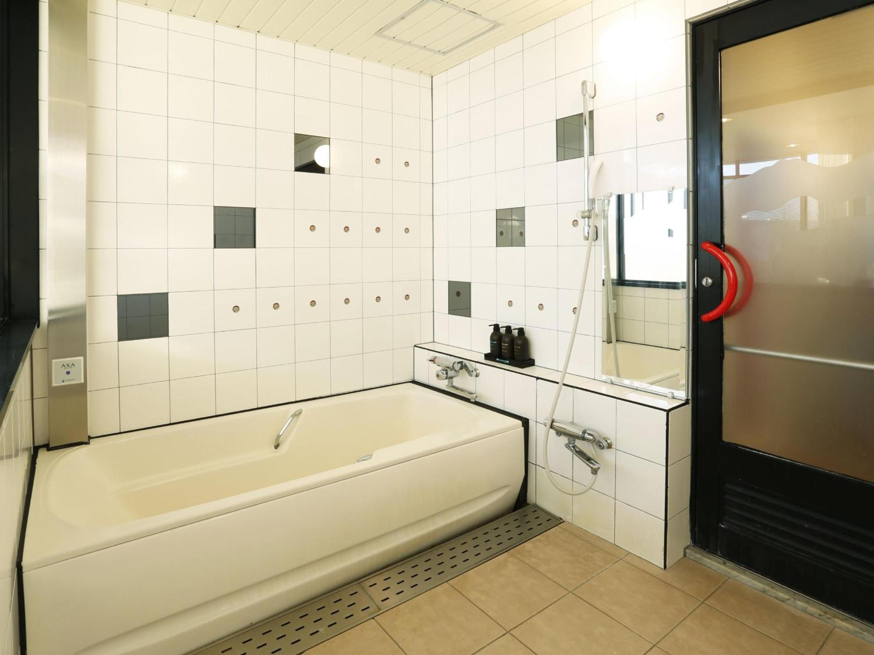 Ein modernes Badezimmer mit Badewanne, Dusche und Waschbecken.