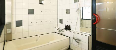 Ein modernes Badezimmer mit Badewanne, Dusche und Waschbecken.