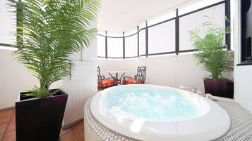 Quarto standard (Couples Hotel) | Banheiro | Banheira e chuveiro separados, banheira de hidromassagem