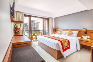 Rom – deluxe | Minibar, safe på rommet, skrivebord og strykejern/-brett