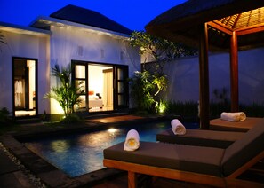 Villa, 1 slaapkamer, privézwembad | Een minibar, een kluis op de kamer, een bureau