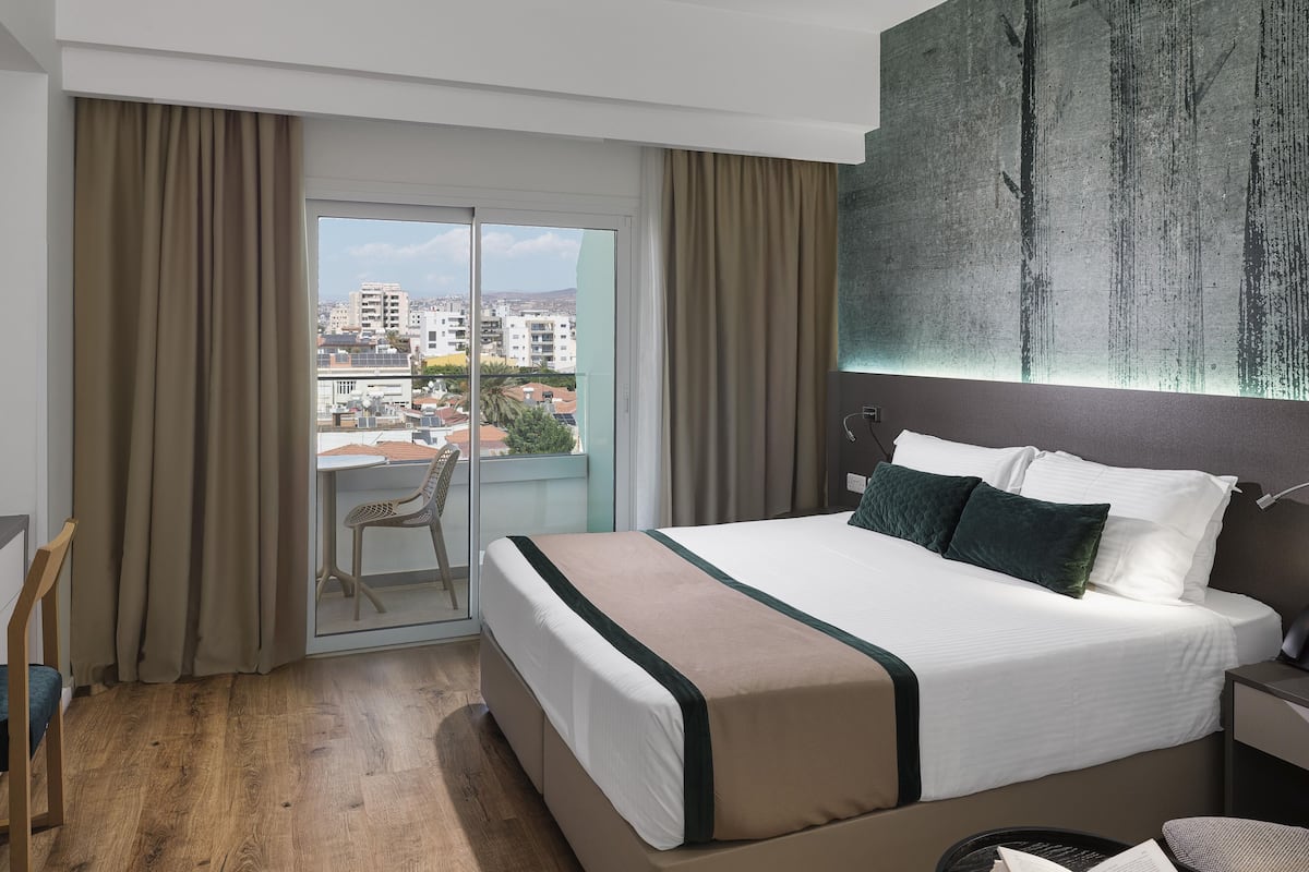 Quarto casal standard | Cofres nos quartos, quartos à prova de som, Wi-Fi de cortesia