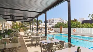 Sæsonbestemt udendørs pool, åben fra kl. 08.00 til kl. 19.00, parasoller