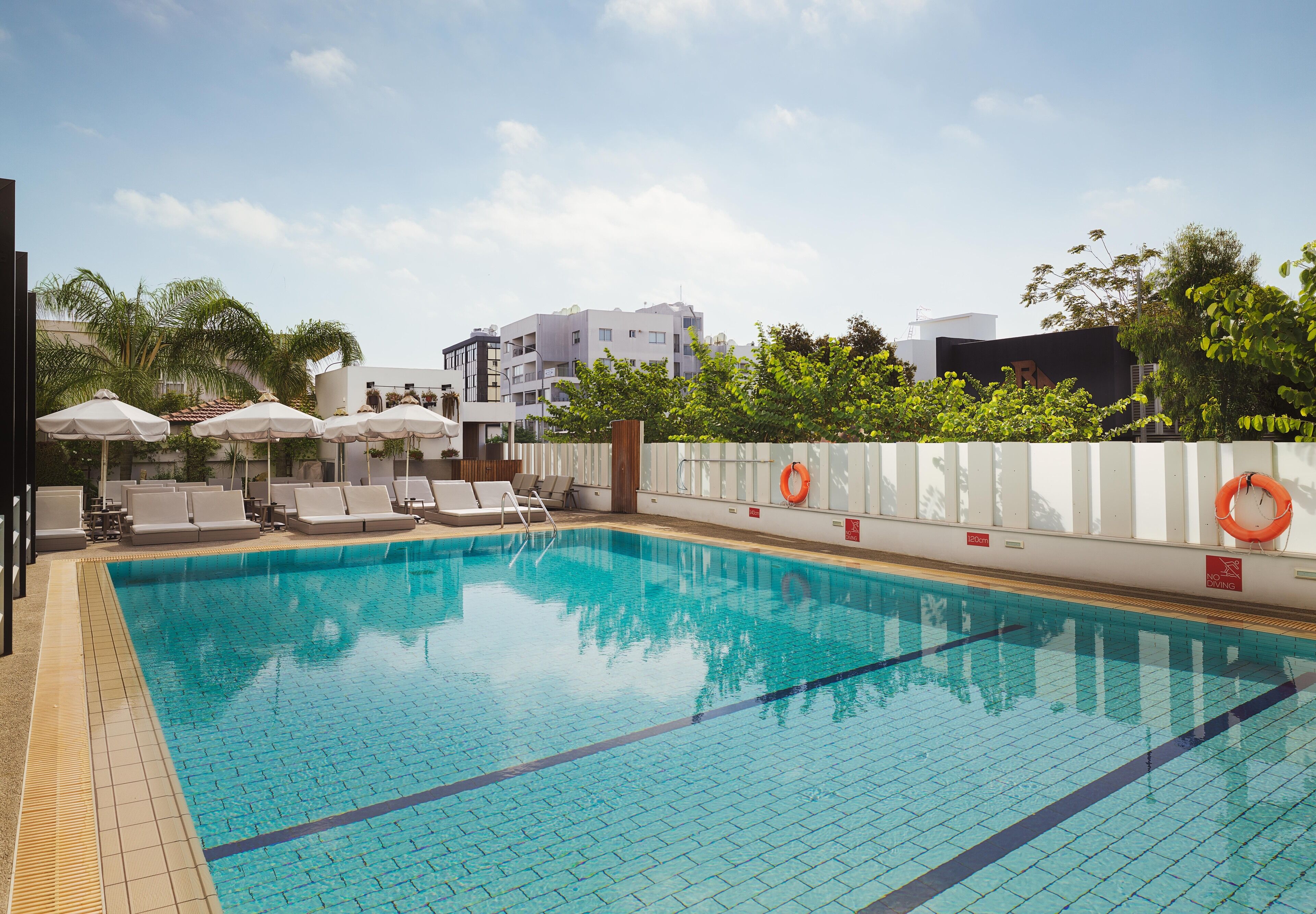 季節限定屋外プール、営業時間 8:00 ～ 19:00、プール パラソル、サンラウンジャー