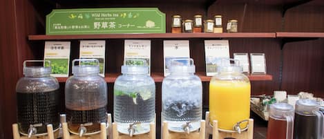 Una estación de bebidas con varios dispensadores y etiquetas.