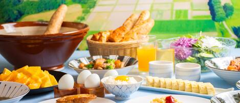 3 restaurantes; se sirven desayunos, almuerzos, cenas y cocina china