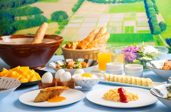 3 restaurantes; se sirve desayuno, almuerzo y cena; cocina china