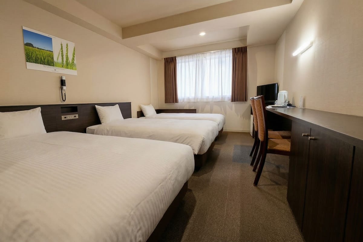 Kolmen hengen huone, tupakointi kielletty | Untuvapeitot, työpöytä, kannettavalle tietokoneelle sopiva työtila