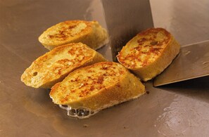 Desayuno buffet diario (JPY 2300 por persona)