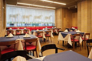 3 restaurants, breakfast, lunch, dinner served; Chinese cuisine 