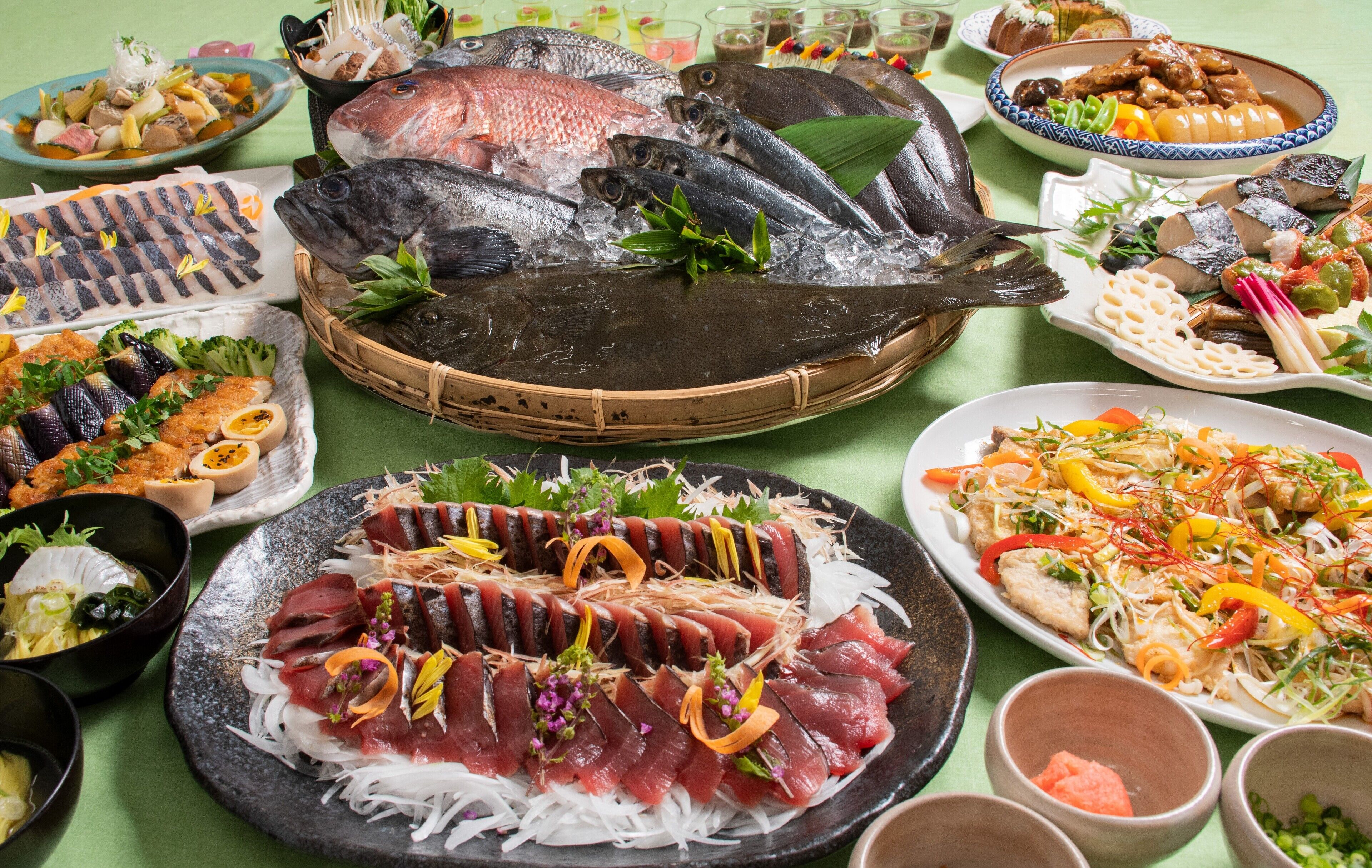 Una variedad de platos de mariscos, incluyendo pescado y mariscos, dispuestos sobre una mesa.